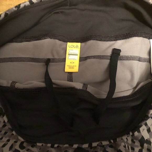 𝅺lolë Run Capris - Black Foliage - Size S - Picture 7 of 9